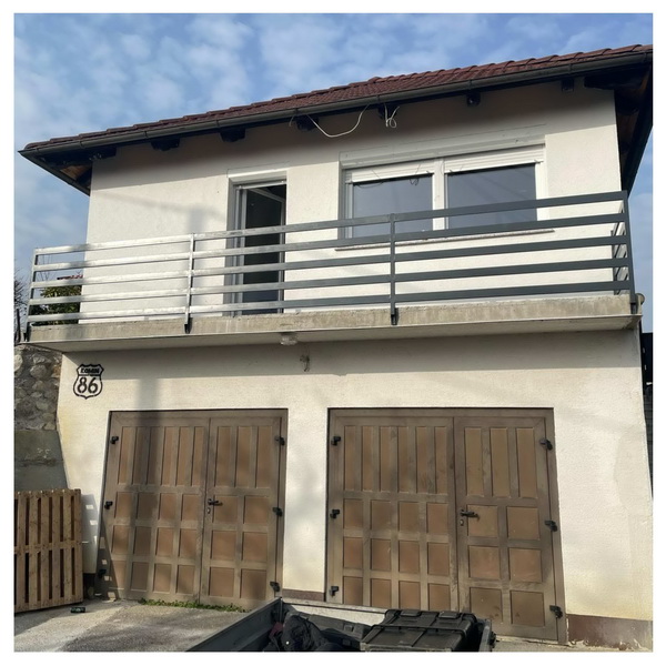 Željezna ograda od horizontalnih metalnih letvica